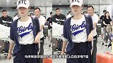 马伊琍离婚后暴瘦穿七分裤小腿比女儿还细，少女身材不像生过娃