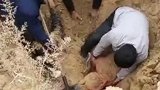 榆林2小孩因遇塌方被埋，村民手刨救出！