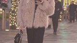 走路看手机容易撞到摄影师怀里哦。