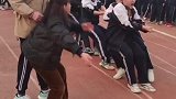 为了拔河比赛能赢老师也是操碎了心
