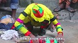 猴子把小女孩当成亲生孩子，每天寸步不离，照顾的比亲妈还靠谱