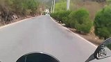 摩托骑手山路压弯，没想地上有沙子