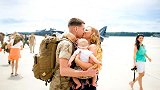 海军陆战队爸爸返乡归来第一次见到女儿，这画面太甜蜜了