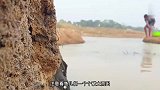 小哥原本只是去河边挖土补羊圈，却意外挖到了鲶鱼的老巢
