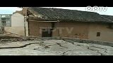 （PP拍客）广东梅州惊现百米深坑整栋房屋塌陷
