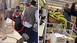 美国一名商店窃贼当着店员面偷东西 被其他顾客制止后向其扔香蕉