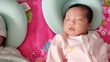 刚满月的双胞胎小宝宝好可爱，睡觉也不安分，动来动去的！