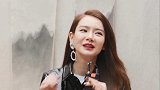 戚薇玩可爱滤镜嘟嘴送亲亲，跳眉毛舞太撩人，笑起来眼睛好美