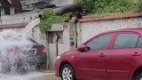 上方管道突然出水，这洗车有点费车呀