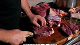 高加索大叔烤巨鸟来吃，吃起来太过瘾，鸟腿就就给俩人吃撑了