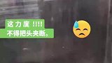 电梯关门用力过猛，把业主吓得不轻