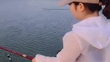 美女钓青鱼腿都晒黑了，这才是钓鱼人该有的肤色！