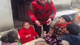 把儿子送乡下奶奶家第二天，就发来这一段视频，为娘既心疼又自豪
