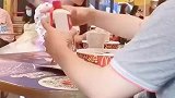 大哥在麦当劳独饮茅台，邻座美女好奇也要了一杯