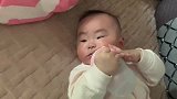 小小文6个月了，现在喝水都要自己拿着水壶，两个小胖手真可爱