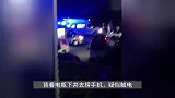 男子背电瓶下水井捞手机被困，2男子营救3人不幸死亡，当地警方介入