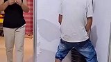 这哥们搁墙角干啥呢