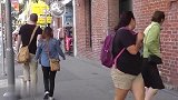 街头吓人恶作剧，故意打扮成草人，路人纷纷被吓一跳