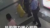 一根扁担，挑起生活和温暖