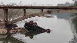 皮卡车坠桥掉入河中倾覆，司机不幸溺亡