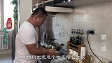 一个地瓜削成薄片，裹上一层干淀粉，不煮不蒸香甜可口真好吃
