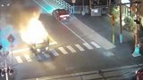 街头汽车突然爆炸 路人冲进火场救出驾车老翁