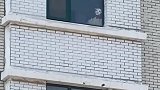 男子家窗外有个“骷髅头” 白天晚上都在令人背脊骨发凉