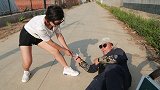 骗子卖假苍蝇药，美女一眼看出套路，一招坑惨骗子