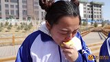 打饭看谁能吃酸，学渣拿来酸黄瓜，学霸竟带着生醋就来了
