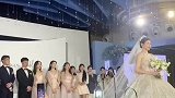 男子跳跃抢到手捧花飞奔向女友
