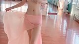 学舞蹈的姑娘就是不一样，这小蛮腰美的无可挑剔