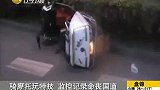 监控实录骑摩托玩特技 浙江男子命丧国道-8月30日