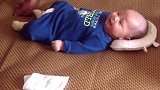 两个月的小宝宝好可爱,躺在床上不停地笑,这表情简直萌翻了！
