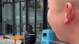 小伙诠释让女孩如何三秒记住你