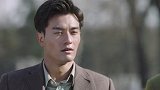 看到孩子在公园平安无事，小伙放心的倒了下去