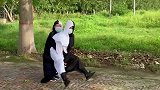 两个大哥穿的搞笑黑白衣服，这操作真是让人看不懂！