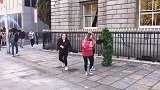 搞笑草人恶作剧，专门在街上吓路人，路人非常惊讶