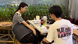 男生喝多了躺女友怀里