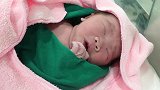 今天产房接生了一个超可爱的婴儿，天生眯眯眼，就像一条缝一样