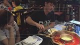小伙火锅店吃了五个变态辣牛肉丸，吃完被送医院，胰腺破裂！