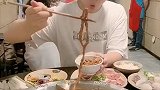 在防空洞里吃火锅，真的是在吃重庆最酷炫的事