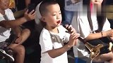 小孩子这么小就会吹唢呐，一看是爷爷带大的，让我自愧不如