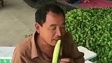 大哥嘴动啃黄瓜