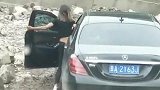 前面的奔驰小姐姐快走啊，真心替你感到着急！