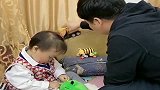 暖宝跟爸爸偷吃了火龙果，脸上还有痕迹，却告诉妈妈没看见火龙果