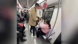 上海地铁一女子恶意占座，无视提醒后将其他乘客挤开，双腿放座上淡定玩手机
