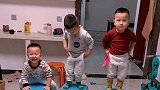 超级斗熊鸡舞来了，这三胞胎兄弟真是太让人哭笑不得了