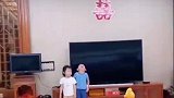 兄妹俩偷吃祭拜的卤鸭被罚站，两人是气氛组