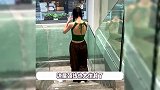 冯小刚女儿晒香港街拍照，18岁徐朵身形优越秀美背，颜值完美逆袭