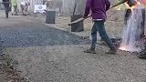 穿着拖鞋去浇沥青？按照这个速度，一千公里估计五十年也难修好